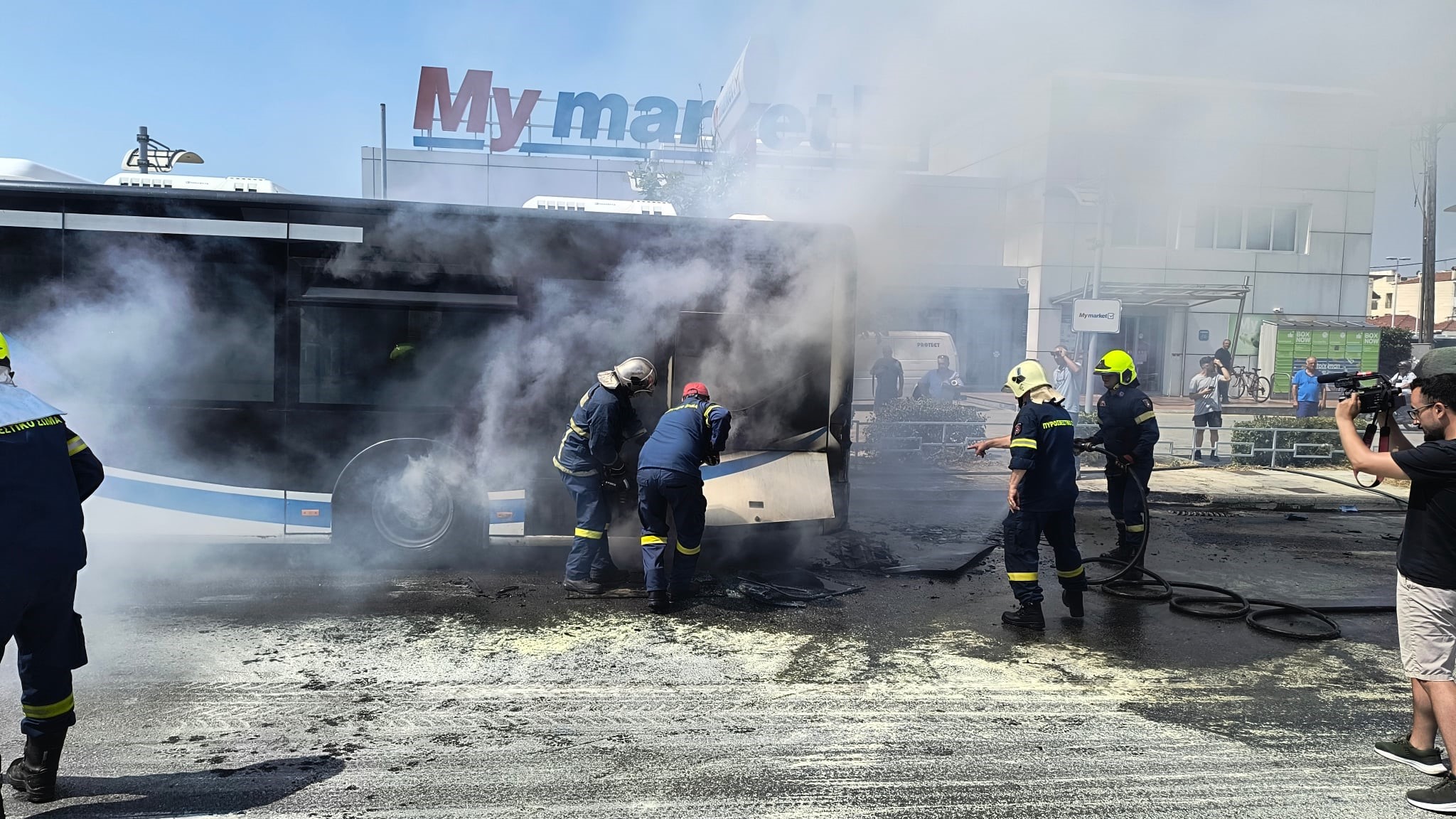 Έπιασε φωτιά αστικό λεωφορείο στη Λαρίσης